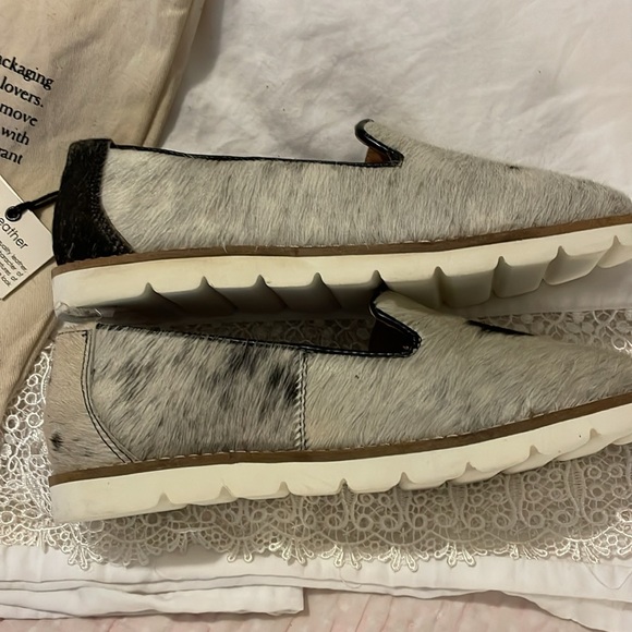 MYRA LEATHER slip-on shoes - unique cow pattern, white SZ 7 -NEW - with bag - Picture 5 of 12